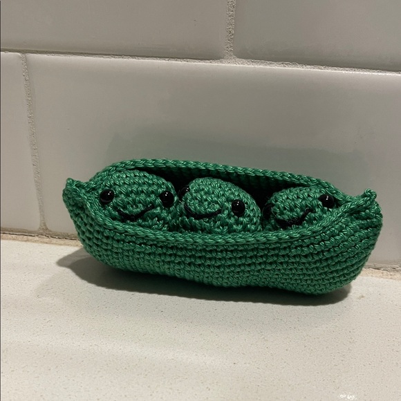 Handcrafted Peas in a Pod Figure Decor Amigurui Crochet - Picture 3 of 9